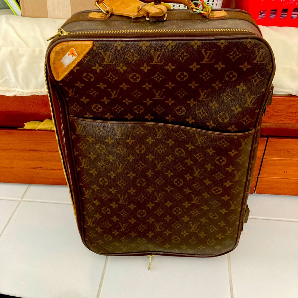 Authentic Louis Vuitton Carry on with wheels